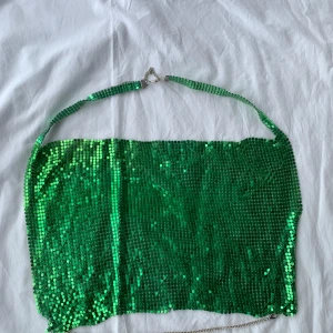 Festtopp  - Denna har jag aldrig använt då den var för tajt på mig på grund av att när jag köpte den var den lite sönder i kanten där man fäster metallspännet. Det gjorde den nog till en storlek XS, men annars är det inget fel på den. Den är gjord i metall💚