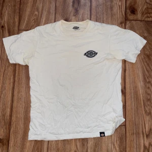 Dickies T-shirt  - Roligt snygg dickies vintage T-shirt. Färgen är en lite beige vit färg. Svarar på alla frågor 