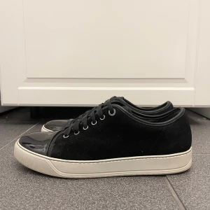 Lanvin captoe - Säljer nu mina lanvins med glansig toe cap, de är fortfarande riktigt fina men lite crease på toe capen därav priset🙏🏻 uk7 villet motsvarar 42-43
