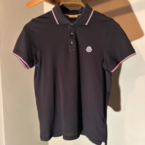 Moncler Piké - Moncler piké, köpt på NK, kvitto finns! Skick 9/10  