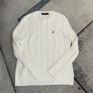 Stickad polo Ralph Lauren cable knit - Storlek L, lite oversized men sitter fortfarande bra. Autentisk som man ser på bild 4 & 5, säljer då den inte passar mig och jag ej kan lämna tillbaka den eftersom tagsen är borta.  Pris kan diskuteras vid snabb affär 