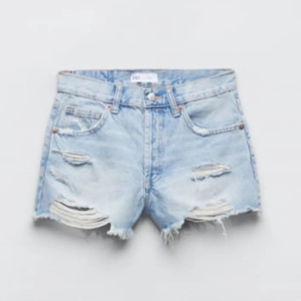 Säljer mina knappt använda jeans shorts från Zara (Kontaka mig vid fler bilder eller pris💞). Shorts.