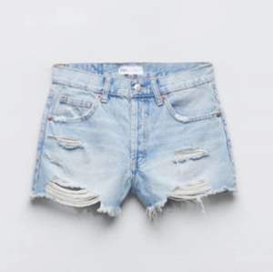 Säljer mina knappt använda jeans shorts från Zara (Kontaka mig vid fler bilder eller pris💞)
