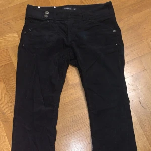 Svarta jeans - Säljer dessa jätte fina svarta jeans, lågmidjade, knappt använda