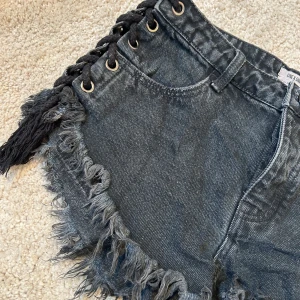 Jeansshorts med knytning - Jeansshorts från One Teaspoon, nypris kring 1500! Bra skick. 