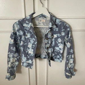 Jacka - Jacka från hm i barnstorlek. Fin med blommor på. Stl 146