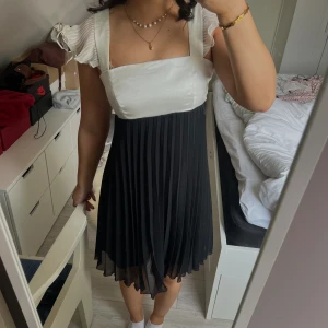 Miniklänning - Minklänning, köpt secondhand så vet ej märket. Storlek S/8 men är liten i storleken så skulle säga att den passar bättre någon med XS! Superfint skick❤️