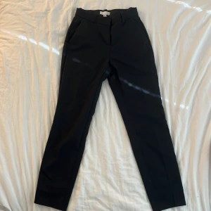 kostymbyxor - svarta kostymbyxor från h&m i fint skick🌸