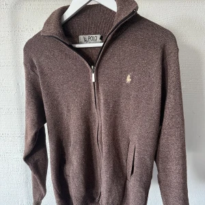 Polo Ralph Lauren tröja  - Säljer nu denna snygga Polo Ralph Lauren tröja då den inte passar mig längre! Storleken är M. Jag är 180 cm lång och väger 72kg. Tröjan är använd men är i väldigt bra skick!