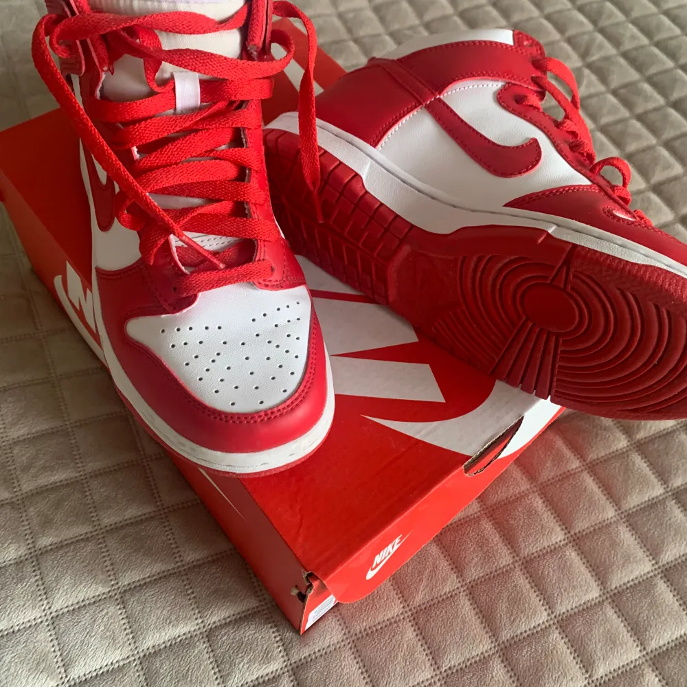 Nike Dunk High white/university red i nyskick strl 37,5. Skor.