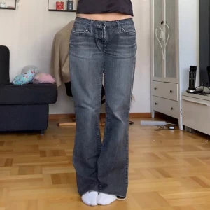 lågmidjade gråa bootcut jeans  - Säljer dessa gråa lågmidjade bootcut jeansen som jag köpt second hand ❣️ Knappen har försvunnit men jag har sytt in ett justerbart snöre så man kan justera midjan själv ❣️ inga defekter ❣️
