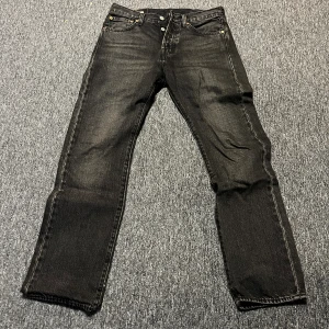 Levis 501  - Säljer dessa mörkgråa Levis 501 straight leg i W 28 L 30. Dom är väl använda och lite solblekta som man kan se på bilderna, annars helt okej skick. Nypris 1100 mitt pris 250. Mvh Fabian