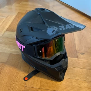Moppedhjälm med goggles - Säljer min Moppedhjälm med goggles. Avända några fåtal gånger💗inga defekter