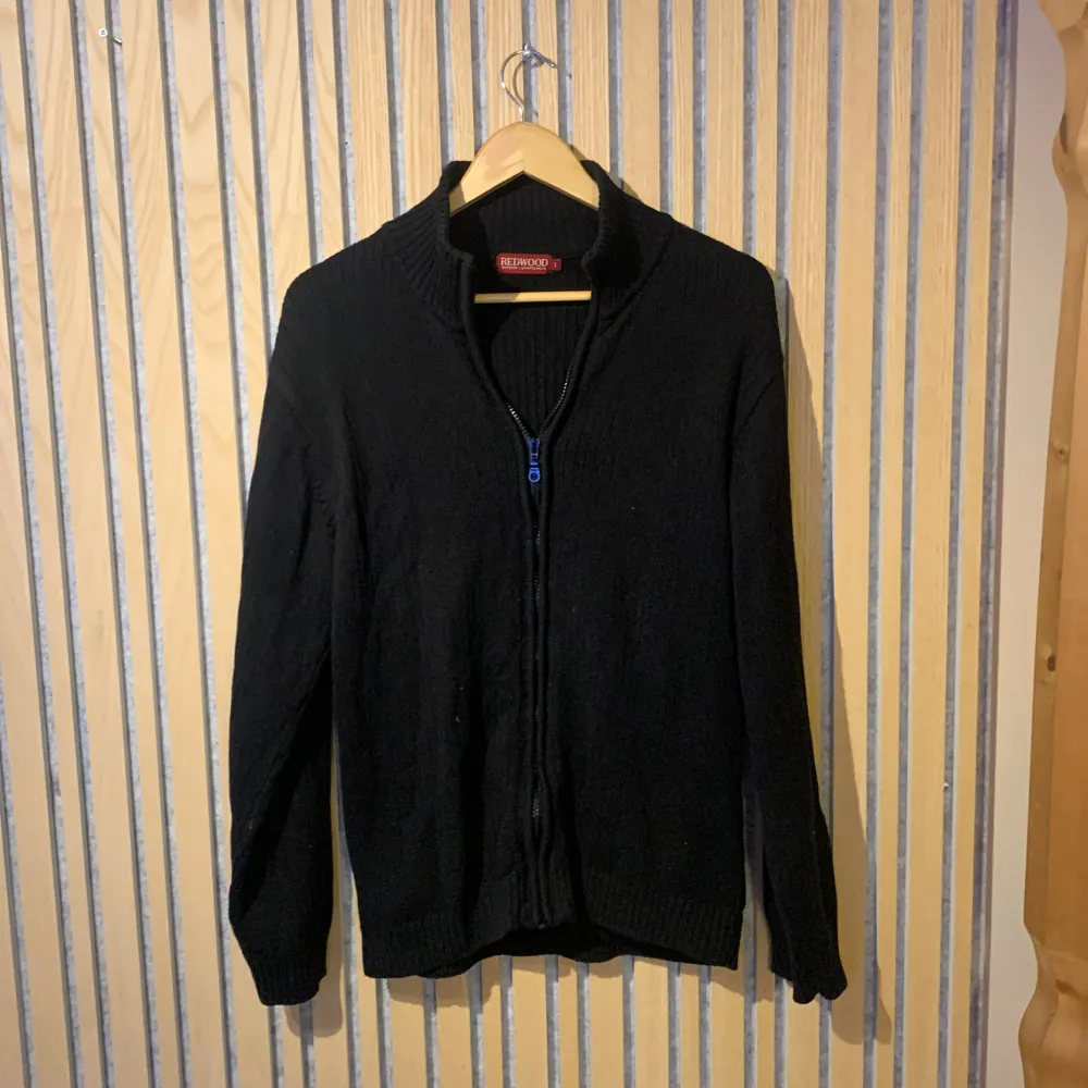 En stickad långärmad urtvättad zip. Den har en dragkedja som går lite ormliknande med tanke på att den tvättats. Skulle behöva en lätt strykning och sen som ny igen. Den har inga defekter eller sömmar som är lösa. Kontakta mig vid frågor💯✅. Hupparit & Collegepaidat.