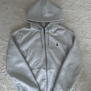 polo ralph lauren zip - Hejsan, säljer nu denna jättefina polo ralph lauren zip i storlek S, helt ny köpte för typ 2 månad sen, den är 100% (ÄKTA),säljer för att den inte passar mig.