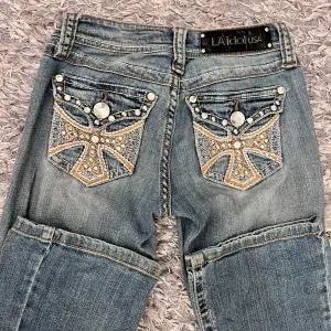 Snygga blå bootcut jeans i Low Rise modell💗 Innerbensmåttet är 80 cm och midjemåttet är 34 cm. Modellen är 160cm.  Frågor och funderingar välkomnas😇  T1 109