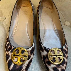 Tory Burch Ballerina. - Klassiska ballerina skor från det exlusiva märket Tory Burch. Strlk 41