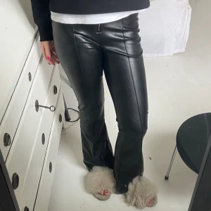 Lågmidjade skinbyxor - Säljer mina snygga lågmidjade skinbyxor ifrån newyorker. Jag har använt byxorna 3 gånger och de är i mycket bra skick. De är perfekta i längden för mig sig är 166 cm lång.