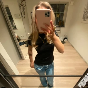 Glitter tröja - Så vacker glitter tröja! Använd en nyår men annars är den som ny🥰Jätte fin att ha till vardags eller till finare tillfällen💗Inga skador eller defekter!