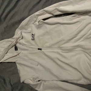 EA7 vit kofta - Använd fåtal gånger  Storlek XS Går ner i pris vid snabb affär