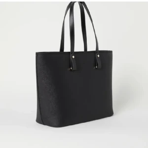 Handväska  - Snygg väska i nyskick, aldrig använd. 💕