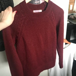 stickad tröja - vinröd stickad tröja från indiska! mycket bra skick, så mysig 💫 passar även S