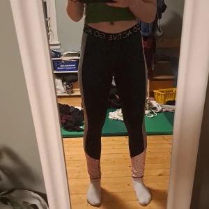 Träningstights  - Använda ett fåtal ggr. Funkar för XS, S och M.