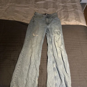 Raka jeans - Slitna raka jeans fast ifrån H&M i storlek 38 men är som 36, liten i storleken. Även dessa är endast använda 1 gång.
