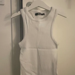 Vitt linne - Ett helt vanligt vitt linne från bikbok. Inga fläckar, inte mycket använd.  Liten i storlek, men stretchig❣️