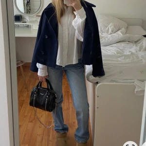 Zara jeans - Säljer mina underbara ljusblåa jeans från zara. Modellen är straight och mid i midjan, men sitter lågmidjat på mig då de är lite stora, så går att ha både och. Storlek 34💞 hör av dig vid frågor! Lånad första bild, de andra är mina