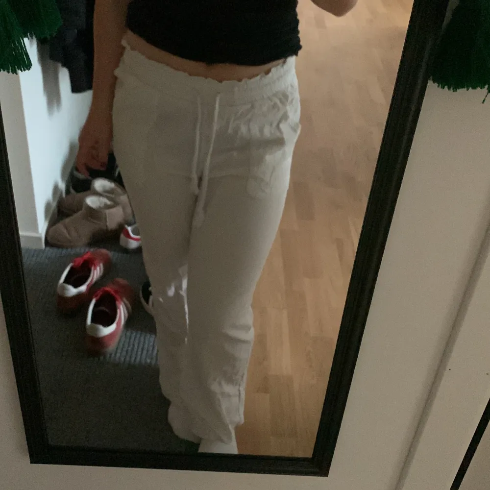 Intressekoll på mina fina linnebyxor som liknar Roxy’s. Perfekt längd för mig som är 160 cm 💗💗 bra skick. Jeans & Byxor.