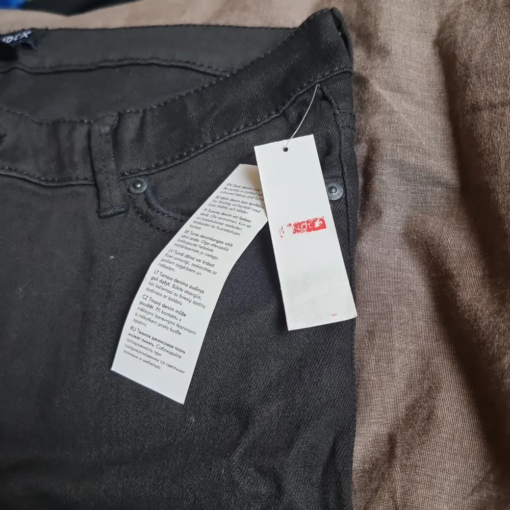 Ett par svarta jeans byxor som har inte blivit använt nån enda gång och har prislappen kvar.. Jeans & Byxor.