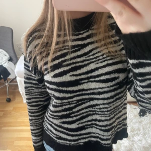 tröja från nakd - supercool zebraränder tröja från nakd, knappt använd så i bra skick!❤️ storlek M men passar S