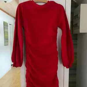 Röd klänning från boohoo. Använd väldigt få gånger och är som i nyskick! Materialet är ganska tjockt så passar perfekt till vintern eller en svalare sommarkväll😇 Storlek: xs