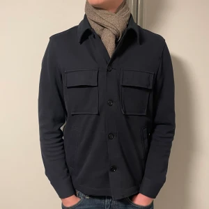 Overshirt  - Hej! Säljer nu denna super snygga overshirten från zara. Denna modell görs inte längre. Jackan är i superfint skick! Modellen på bilden är 184cm och väger 70