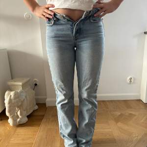 Coola zara jeans lite små på mig men passar en 34/36 eller en lite 38. 
