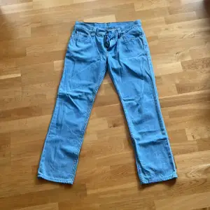 Ljusblå, vintage, lågmidjade Levi's jeans i bootcut modell som är perfekta för våren. Vet ej strl men skulle gissa på strl m, kan ta mått vid förfrågan.  Vid snabb affär kan jag tänka mig att sänka priset!