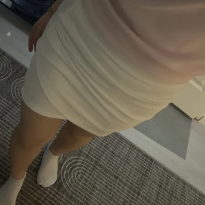 Kort vit kjol - Vit kort kjol med pris lapp