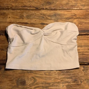 Tröja - Den är i väldigt bra skick, den är använd 1 gång, jag säljer den för jag tycker den inte är snygg.