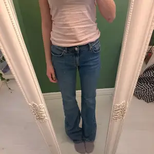 Mid-rise och bootcut jeans från Gina Tricot som inte riktigt är min stil :) Bra skick förutom att de har ett hål längst ner 😊 Kontakta mig för frågor! 💗