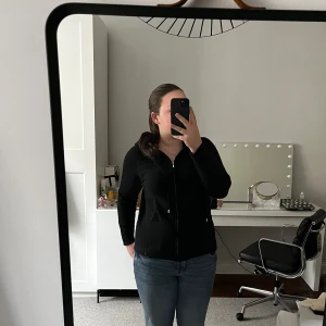 Cashmere svart zip hoodie  - Fin svart zip hoodie i kashmir. 