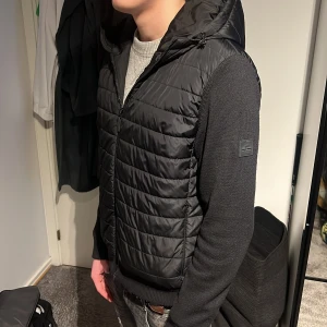 J.Lindeberg  jacka  - Tjena! Säljer nu min J.Lindeberg jacka till ett bra pris! Priset ej hugget i sten vid snabb affär, hör av er vid frågor👑