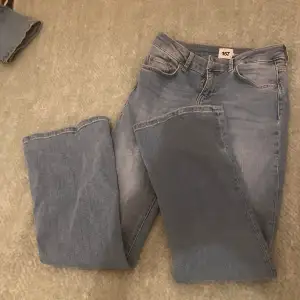 Fina ljusblå low waist bootcut jeans från lager 157. Aldrig använda då de inte passade så bra i längden. Väldigt fina till i sommar!💕  Tryck gärna på köp nu eller skriv vid funderingar🥰