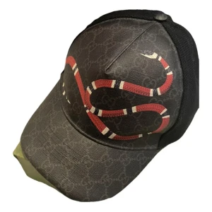 Gucci Keps King Snake - Riktigt snygg keps ifrån Gucci. Köpt ifrån Vestiaire AUTENTISK VARA! Inga defekter. Ställ gärna frågor.