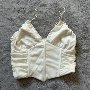 Sommar topp - Topp från bikbok, använd och har en liten fläck från missfärgning, går säkert att tvätta bort med medel. 