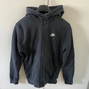 Nike Zip hoodie - Svart Nike zip hoodie i bra skick.