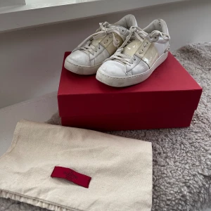 Valentino Sneakers 💛 - Säljer mina älskade Valentino skor i storlek 37, självklart är och köpta i Paris. Box och dust bag medföljer💛🌸