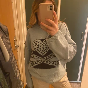 Racerworldwide -Stickad tröja💙 - 💛Stickad tröja från märket racerworldwide (ej begagnad)  💛Färgen syns inte lika bra på bild men den är ljusblå🫐Och har svart tryck 💛Perfekt passform och snygg om man har lite mer ”street-stil” 💛Passformen fungerar för unisex