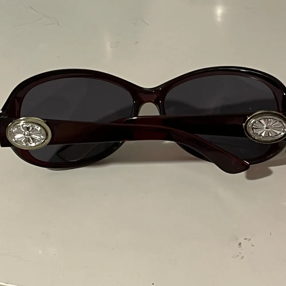 Super vintage solglasögon som har coola detaljer på sidorna! Färgen är lite oklar men i solen är de lite mörkröda typ.  Priset går att diskuteras . Accessoarer.