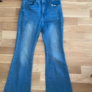 Flare blåa jeans  - Är väldig ny, inte så använd, snygg och passar ihop med mycket 